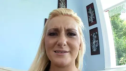 Azgın adam sarışın bir bebeği kanepede sert sikiyor