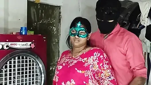 Göt amcık sikiyor yarak emiyor göğüslerini emiyor memeden süt emiyor ve domaltarak yarağa oturuyor ve doğrudan Hintçe seste yatıyor