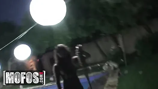 Mofos - bu ateşli porno yıldızları havuz partisinde gece gündüz emiyor ve sikişerek bağımsızlıklarını kutluyor
