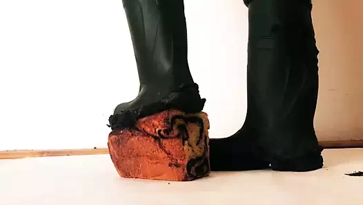 Kız arkadaşının paskalya için yaptığı pastayı ezmek