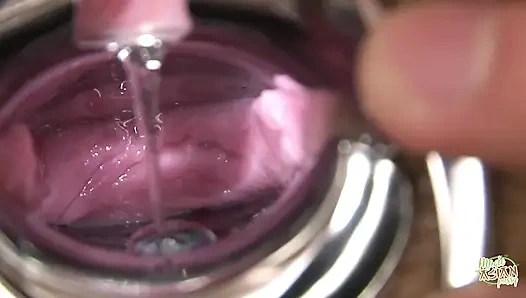 Bu adamlar ona çeşitli seks oyuncakları kullandılar, böylece çok sertleşti.