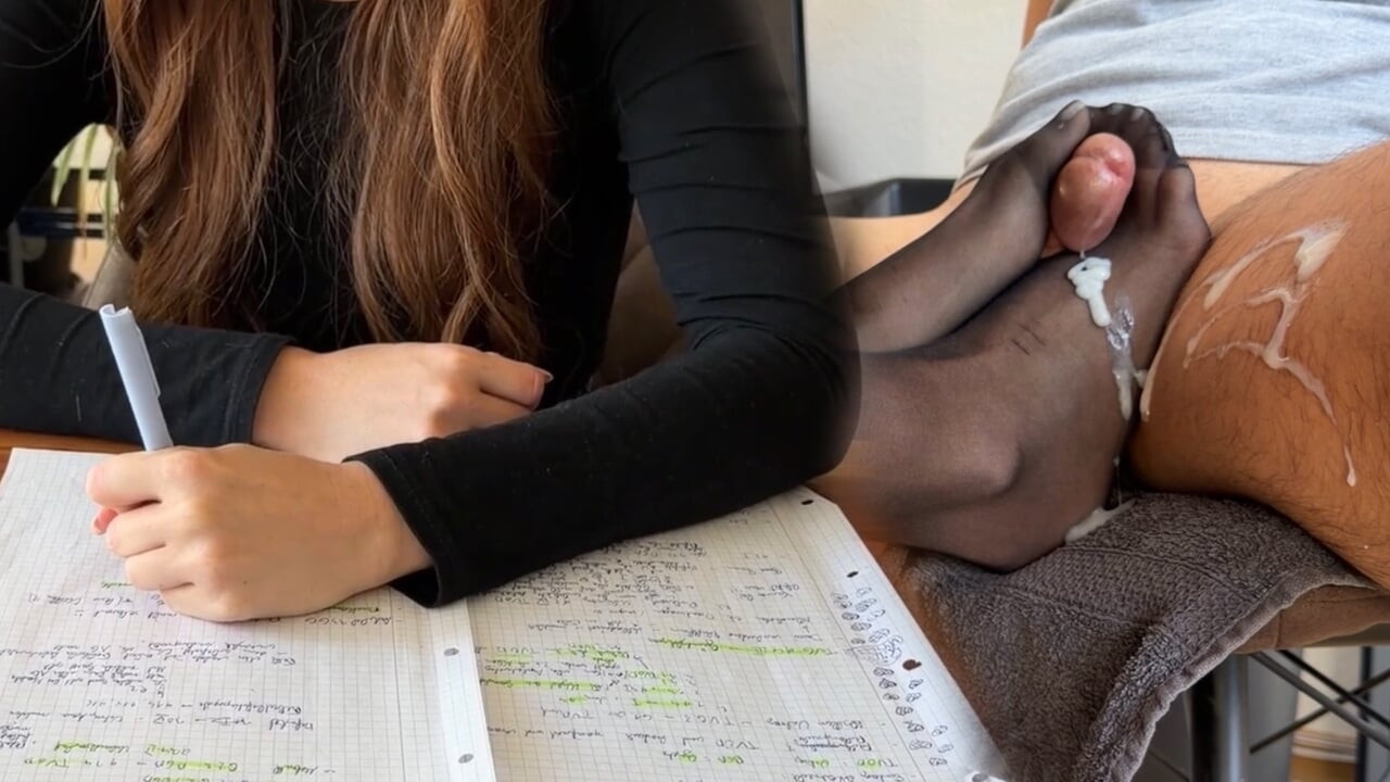 Sıkılan çalışma arkadaşı naylon ayak işi yapmayı seviyor