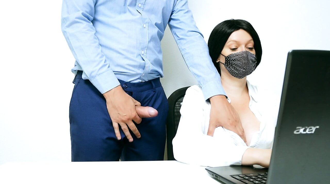 Kahrolası ofis müdürü. bacaklar, göğüsler ve yüksek sesle orgazm anal seks verdi