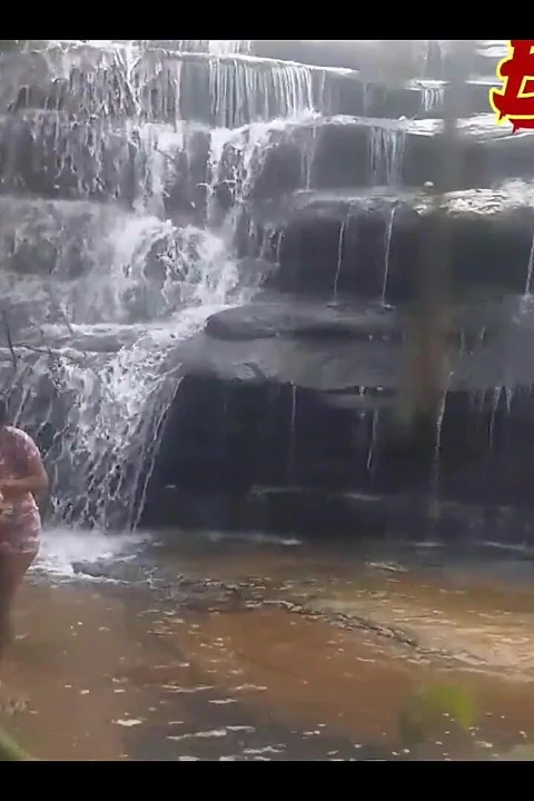 Yanan İtfaiye Sihirbazı ve D4 Bombom şelalede kırmızıya doyuyor