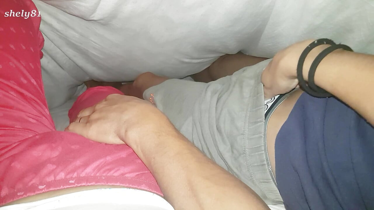 Azgın üvey anne geceleri karşılıklı mastürbasyon için yatağıma geri geldi