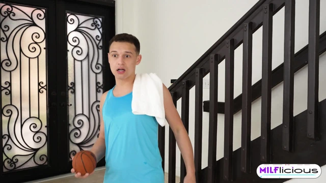 Üvey annem basketbol antrenmanı sonrası bana duş verdi