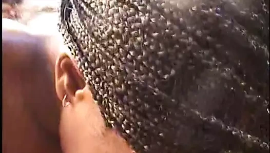 Çikolata bebek ger fur burger fotoğrafçı tarafından sert dolduruluyor