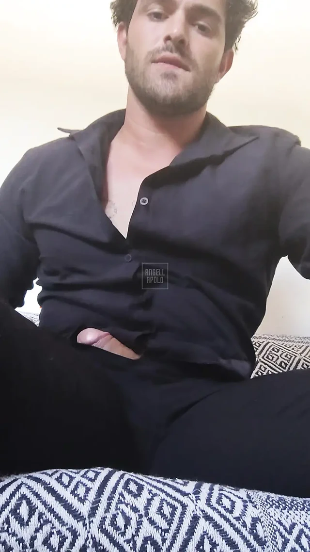 Sosyal kıyafetlerle dövmeli kanepede tek başına eğleniyor