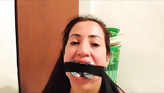 İlk ağzı tıkalı konuşma videosunda kendi ağzı tıkalı latin üvey anne