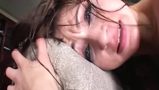 Gözlerinde mutluluk yaşları, o sertçe anal harekete geçerken