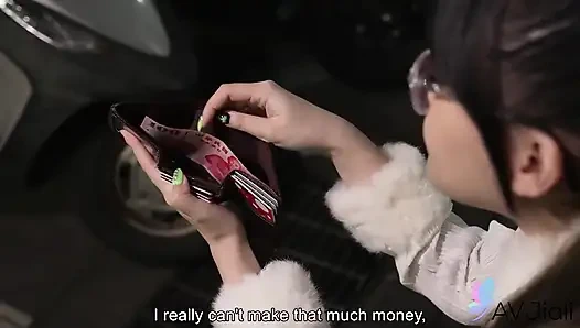 Asistan Minnie bozuk kamerayı vücuduyla ödüyor