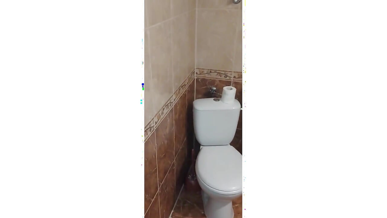 Ateşli azgın genç kız duşta mastürbasyon yapıyor