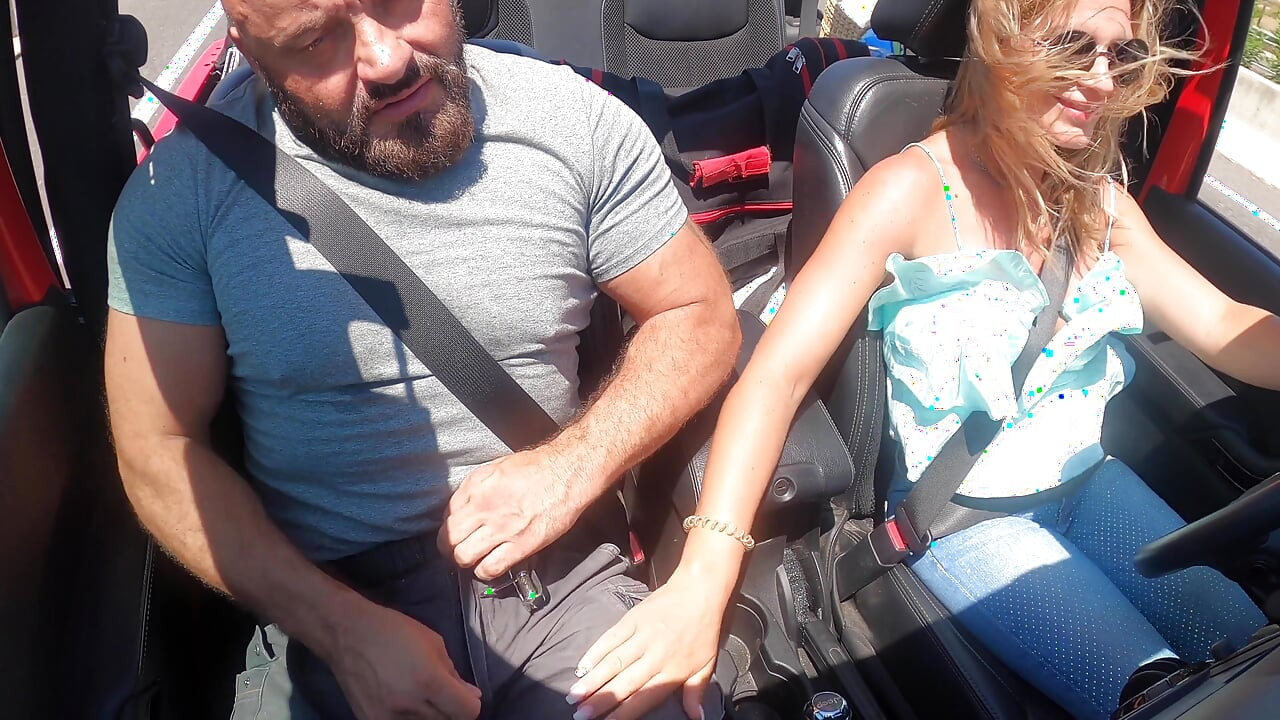 Büyük memeli sarışın orta yaşlı seksi kadın araba sürerken yol sakso çekiyor