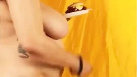Dağınık buger ve büyük doğal memeler