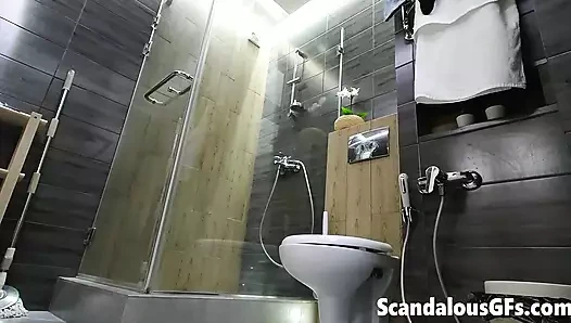 Çarpıcı genç kız arkadaşımı banyoda yıkarken filme alıyorum