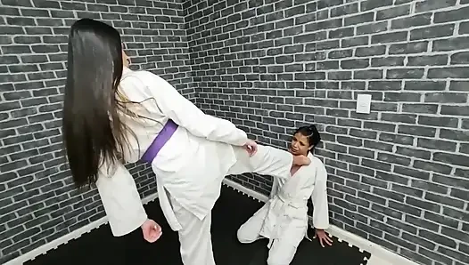 Karate dövüşü Amanda Nataly'ye karşı - model ayaklarla güç tekmeliyor