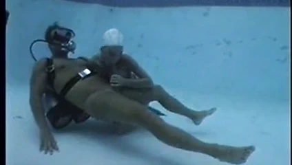 Underwater oral seks tarafından sandy knight