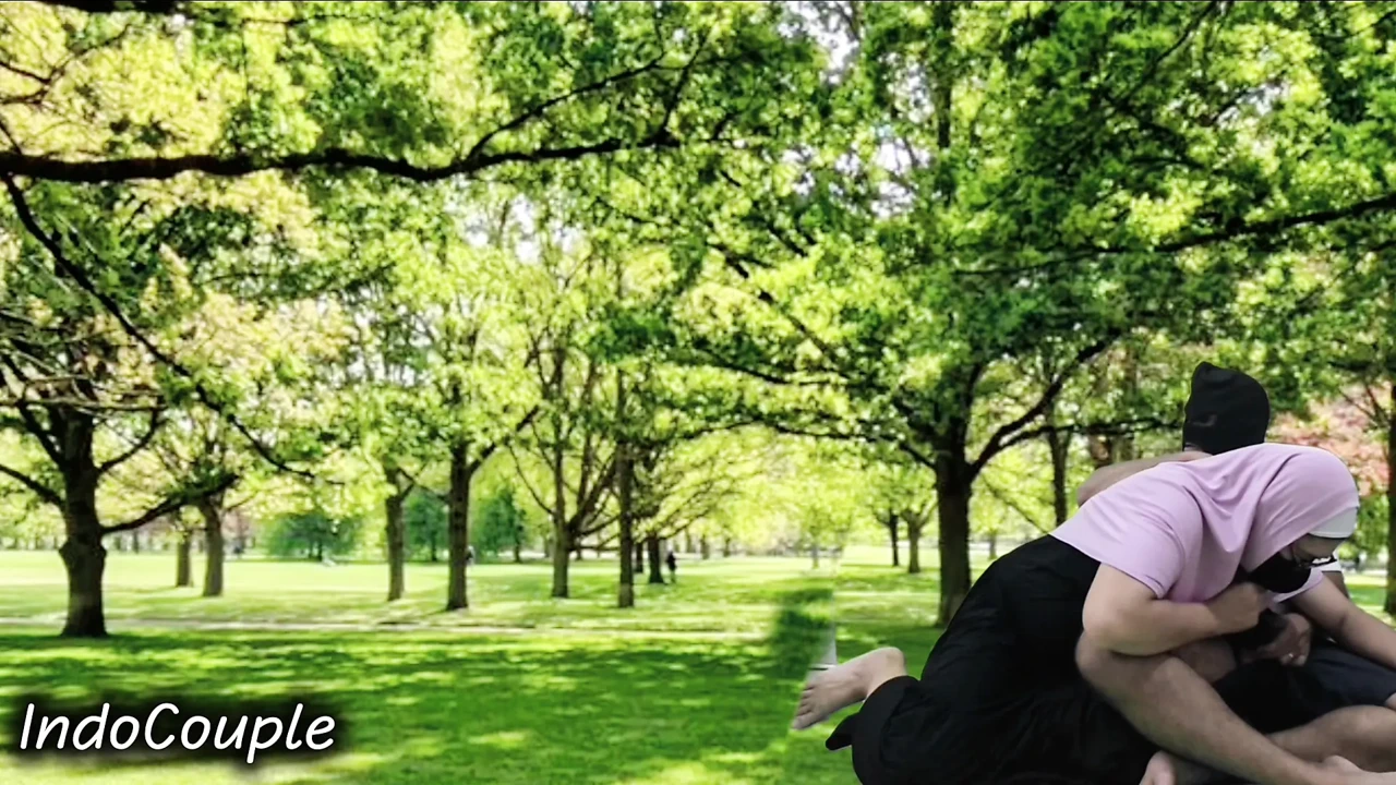 Rekaman seks pasutri indo lagi asik nyepong kontol pasangan berhijab di taman umum