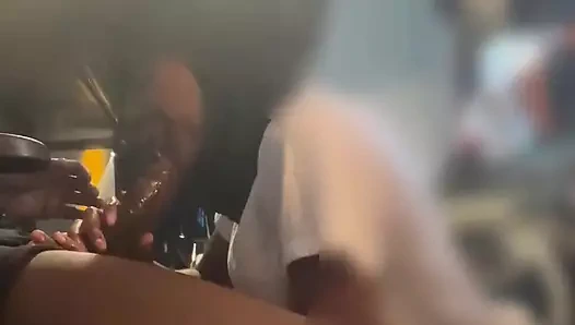 Kıllı maskem onun yarağını emiyor. Biri geliyordu, bu yüzden durmamız gerekiyordu ama yine de geri dönüp bitirdik. Yapılan