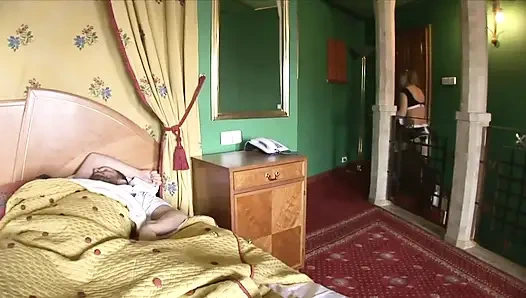 Ateşli ve seksi hizmetçi iyi hizmet sunuyor