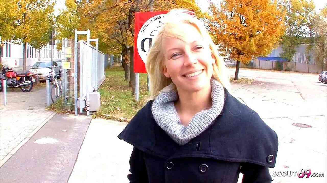 Sevimli alman kolej kız seçilmiş yukarı ve becerdin at döküm tarafından çirkin adam