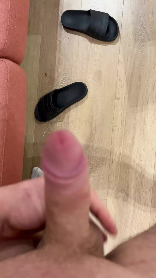 Kalın yarakla mastürbasyon yapıyor