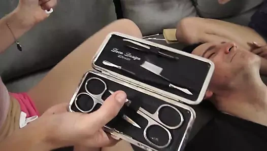 İki genç sarışın velet kızın pedikür kölesi!