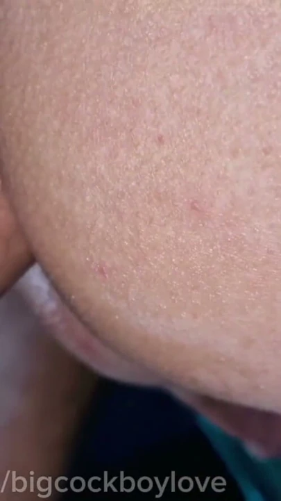 Süt gibi beyaz tenli bir femboy öğrenci otoyolda kalın ve büyük bir siki sürüyor. | Klip 1