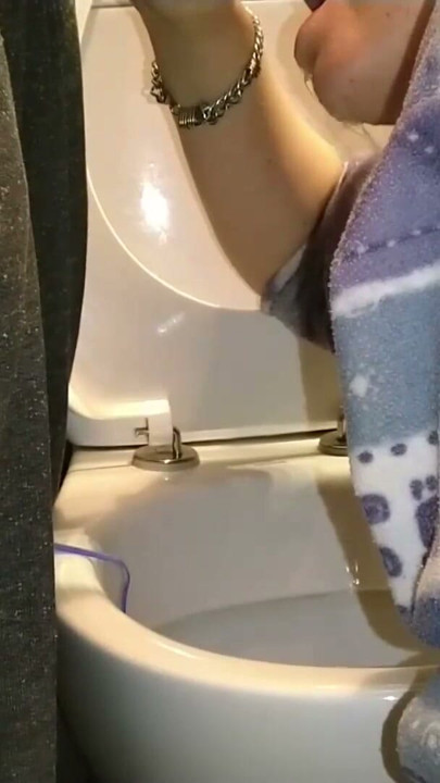 Tuvaleti temizlediğimde hep çişi geliyor. Hep... | Klip 1