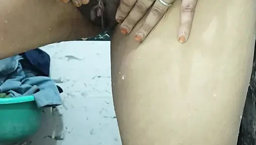 Priya bhabi yeni tarz vücut gösterisi