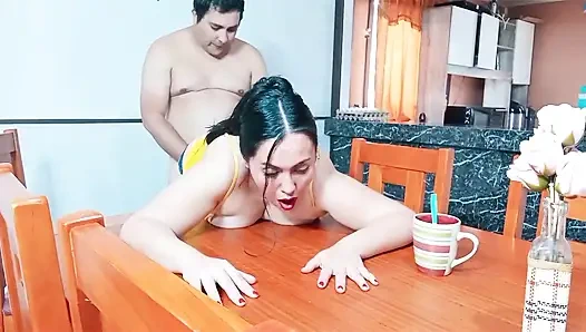 Üvey annem bana çay getiriyor ve sonunda masada sikiliyor - memelere dölleme