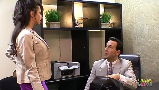 Dansçıları ofise davet eden dansçılar orta yaşlı seksi kadınlar için iki dölleme ile grup sekse dönüşüyor