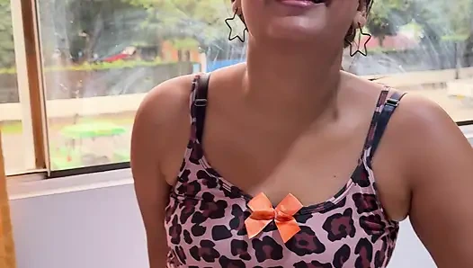 Herkes pencerenin yanından geçerken beni penisime atlatmayı çok seviyor