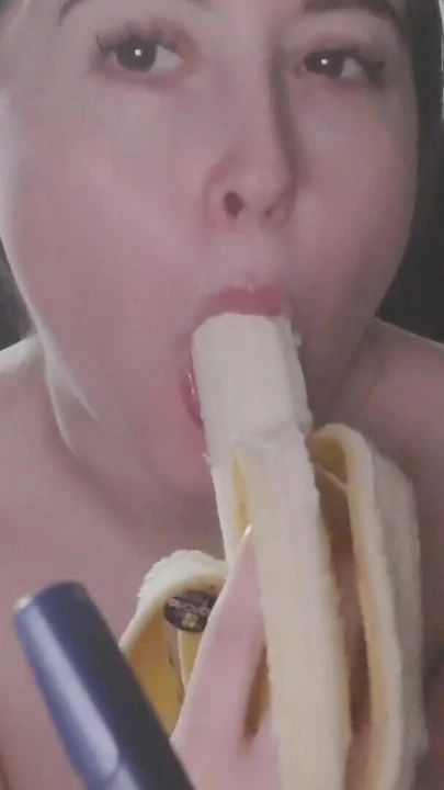 Lezzetli bir muz yalıyor ve yiyor | Klip 1