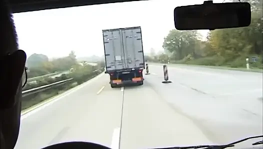 Güzel sarışın piliç iki serseriyi memnun ediyor