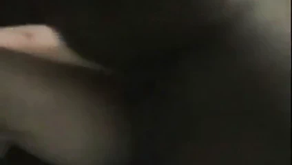 Beyaz eş becerdin tarafından bir masif siyah horoz