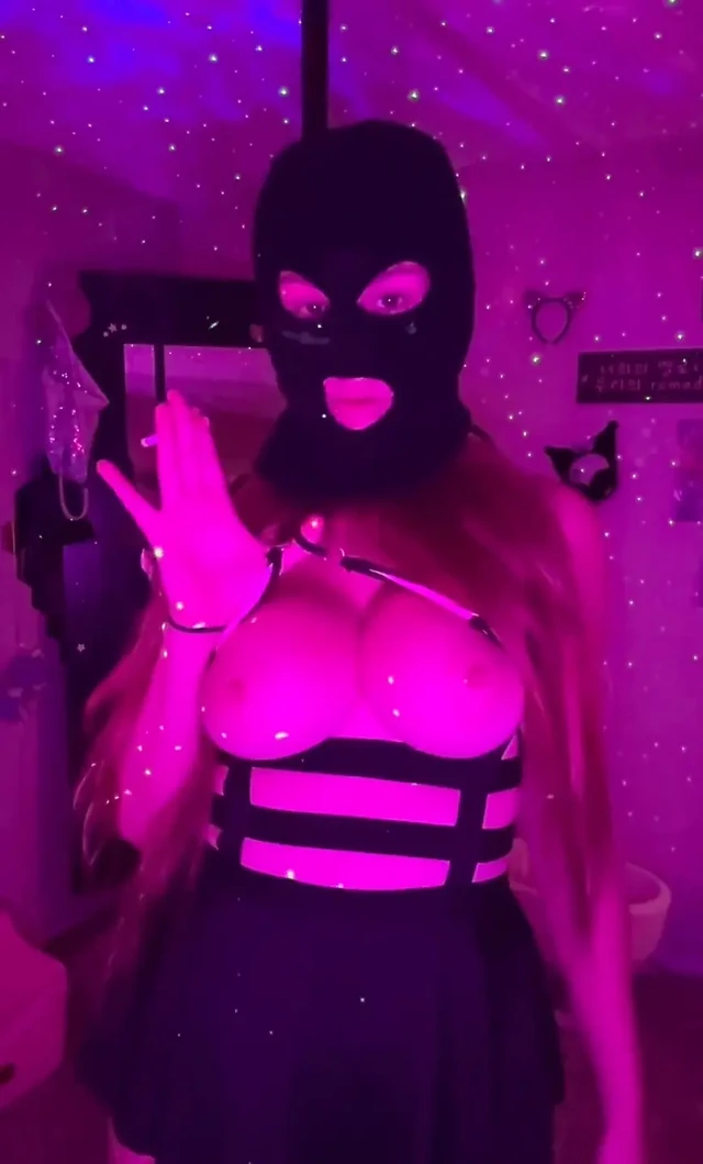 Artemisia senin için seksi kıyafet ve balaclava sigara içme seansı seviyor
