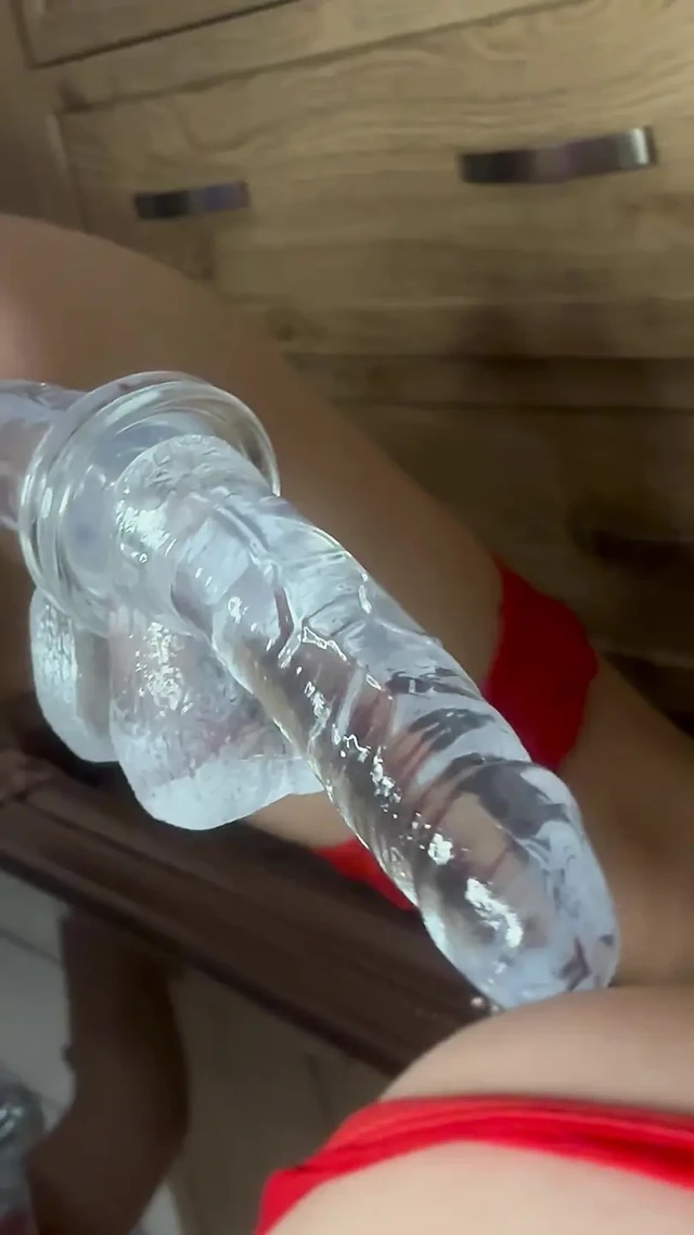 Yeni oyuncak ıslak amcığını azdırıyor