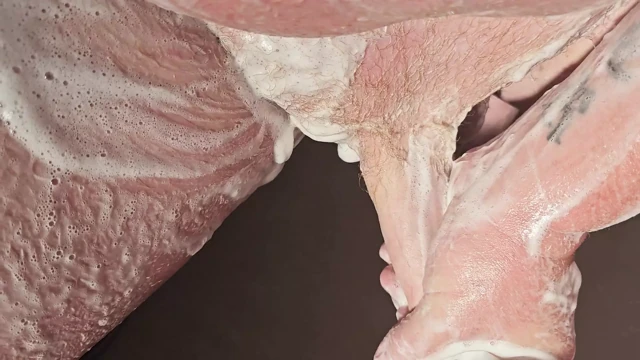 Beyaz yarağı sabunlıyor