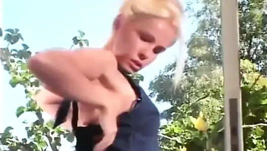 Islak edepsiz bir amcık için çılgın büyük yarak!