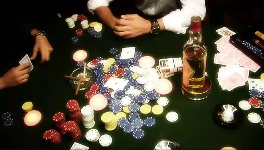 Kirli fahişe üç pislikler tarafından bir poker masasında gangbanged alır