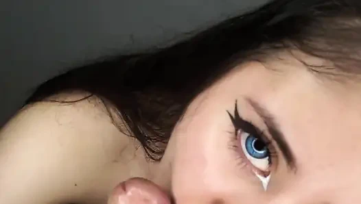 Güzel 18 yaşındaki kız yaraktan tüm dölleri boşaltmayı seviyor