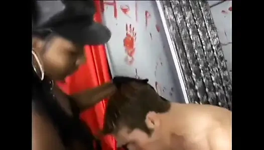 Ebomny beyaz bir kadın kılıklıya hükmediyor