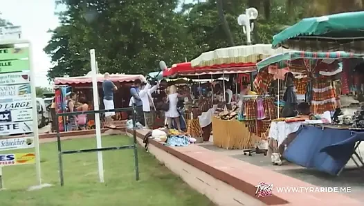 Sarışın tropikal yetişkin sırasında uçurumda açık havada sakso çekiyor