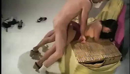 Beyaz adam Asyalı bebeği arkadan sert sikiyor