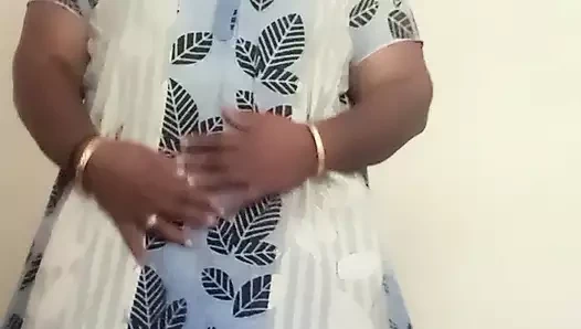 Hintli teyze yatak odasında ateşli sahne