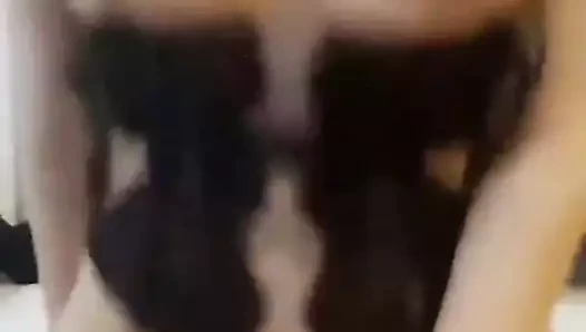 Zıplayan göğüsleri ile Çinli kovboy kız