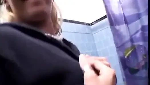 Buff damızlık seksi sarışın üniversite öğrencisine yarağını emdiriyor