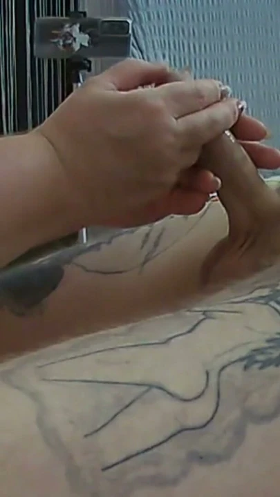 Büyük memeli orta yaşlı seksi kadın güzel bir yarağı emiyor ve mastürbasyon yapıyor | Klip 1