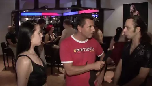 Ateşli Alman sürtüklerle eş değiştiren çiftler büyük ve tutkulu bir grup seksten kaynaklanan ateşli ve baharatlı seksin tadını çıkarıyor